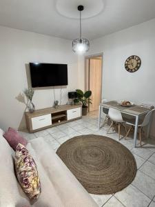 TV a/nebo společenská místnost v ubytování Comfy apartment near the port and the center of Volos