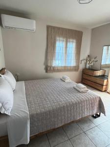 Postel nebo postele na pokoji v ubytování Comfy apartment near the port and the center of Volos