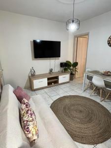 TV a/nebo společenská místnost v ubytování Comfy apartment near the port and the center of Volos