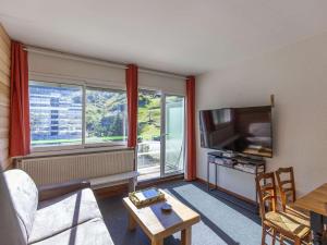 Televízia a/alebo spoločenská miestnosť v ubytovaní Appartement lumineux 6 pers plein centre, pied des pistes, balcon, vue montagne - FR-1-400-112