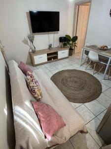 TV a/nebo společenská místnost v ubytování Comfy apartment near the port and the center of Volos