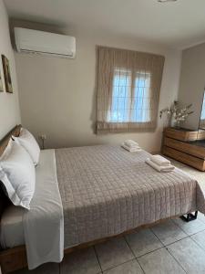 Postel nebo postele na pokoji v ubytování Comfy apartment near the port and the center of Volos