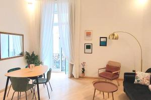 salon ze stołem i kanapą w obiekcie Maison In Centro w mieście Neapol