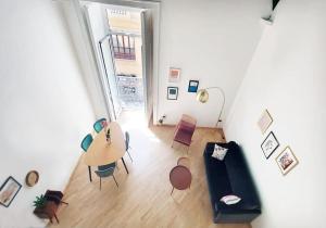salon ze stołem, krzesłami i kanapą w obiekcie Maison In Centro w mieście Neapol