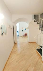 korytarz z białymi ścianami i drewnianą podłogą w obiekcie Maison In Centro w mieście Neapol +23 zdjęcia