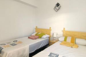 dwa łóżka siedzące obok siebie w pokoju w obiekcie RELAX w mieście Bellreguart