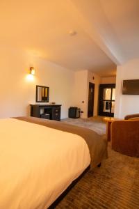 um quarto de hotel com uma cama e um sofá em Hunter Vip em Reghin