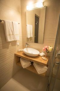 a bathroom with a sink and a mirror and towels at Hunter Vip in Reghin