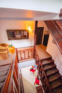 een woonkamer met een trap bij Hunter Vip in Reghin