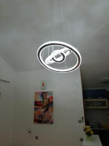 una luz circular colgando del techo de una habitación en Apartmani Slavica, en Jezera