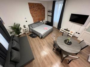 TV a/nebo společenská místnost v ubytování Regis B&B Appartamenti centro storico