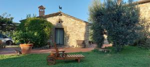 a garden with a bench in front of a building at Agriturismo La Scarpaia in Anghiari