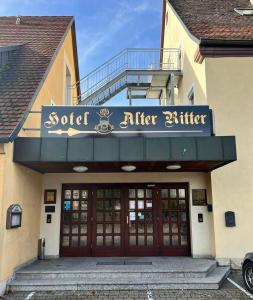 ローテンブルク・オプ・デア・タウバーにあるHotel-Gasthof "Alter Ritter"のバターの後に適した看板を持つ建物