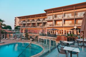 un hotel con piscina di fronte a un edificio di Thalazur Antibes - Résidence & Spa a Antibes