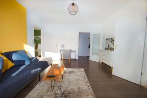 Posezení v ubytování HejU - Luxury Aussicht - Kingsize Bed - Kitchen - Bathtub