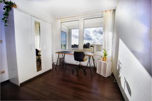 um pequeno apartamento com uma mesa e uma janela em HejU - Luxury Aussicht - Kingsize Bed - Kitchen - Bathtub em Lübeck