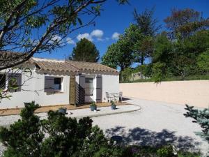 Casa blanca pequeña con mesa y sillas en Chambre indépendante, en Apt