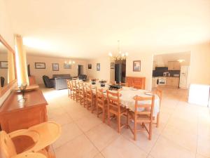uma sala de jantar e sala de estar com mesa e cadeiras em Appartement Saint-Lary-Soulan, 7 pièces, 15 personnes - FR-1-457-179 em Saint-Lary-Soulan