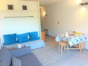 sala de estar con sofá azul y mesa en Studio Piau-Engaly, 1 pièce, 6 personnes - FR-1-457-177, en Aragnouet