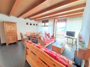 a living room with a red couch and a table at Appartement Saint-Lary-Soulan, 3 pièces, 6 personnes - FR-1-457-309 in Saint-Lary-Soulan