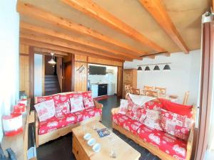 a living room with a couch and a table at Appartement Saint-Lary-Soulan, 3 pièces, 6 personnes - FR-1-457-309 in Saint-Lary-Soulan