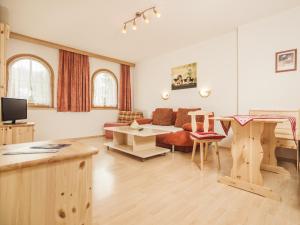 Televízia a/alebo spoločenská miestnosť v ubytovaní Deluxe Apartment Sonnseite
