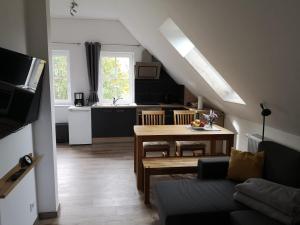 a living room with a table and a kitchen at Ferienwohnung Steinkämpe in Wriedel
