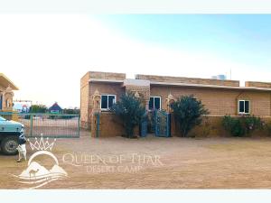 un edificio con un cartel que dice ganador del centro del desierto de abrazos en Queen of Thar Desert Camp en Sām