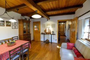 un salon avec un canapé et une table dans l'établissement OAK COTTAGE, à Maruševec