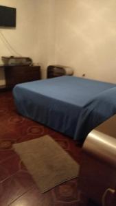 sypialnia z łóżkiem z niebieską pościelą w obiekcie Casa vacanza in collina tra mare e monti w mieście Cittanova