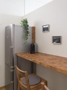 eine Küche mit einer Theke und einem Kühlschrank in der Unterkunft Charming City Apartment in Graz