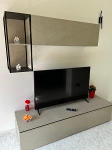 a flat screen tv sitting on top of a entertainment center at La Cannucciola in Piediluco