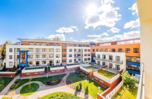 an apartment building with a courtyard with a pool at Słoneczny Apartament I LUX RELAX Apartamenty Kołobrzeg in Kołobrzeg