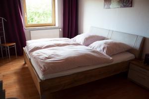 uma cama com duas almofadas num quarto em Haus Anny em Haidmühle