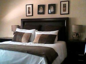 モコパネにあるPhokela Guest Houseのベッドルーム1室(大型ベッド1台付)