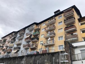 een appartementencomplex met balkons aan de zijkant bij Guesthouse Gigli 2 - Garage piccolo & Tourist Card in Bolzano
