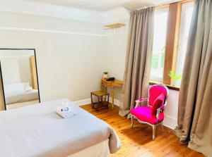 Zimmer mit einem Bett, einem Stuhl und einem Spiegel in der Unterkunft LEITH WALK VILLA budget guest house in Edinburgh