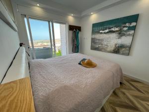 Postel nebo postele na pokoji v ubytování 2 bedroom apartment with breathtaking view of the sea - sunset + 37 fotografií