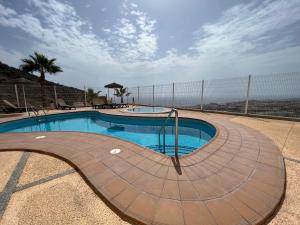 Bazén v ubytování 2 bedroom apartment with breathtaking view of the sea - sunset nebo v jeho okolí