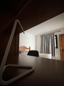 een bureau in een kamer met een bed bij BUNGALOW APARTAMENTO SOL in Famara