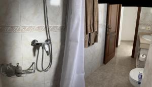 y baño con cortina de ducha y aseo. en BUNGALOW APARTAMENTO SOL en Famara