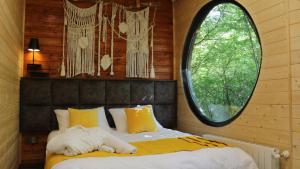 Un dormitorio con una cama y una ventana grande. en Shavit Village Glamping, en Akhatani