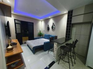 ein Wohnzimmer mit einem Bett und eine Küche mit einem Tisch in der Unterkunft Casa praia São José Antunes Maragogi in São José da Coroa Grande + 25 Fotos