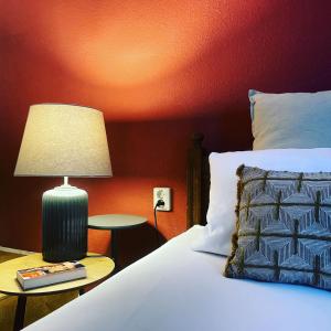 sypialnia z łóżkiem i stołem z lampką w obiekcie Hotel Alte Mühle w mieście Bad Bertrich