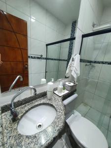 聖何塞皇冠大的住宿－Casa praia São José Antunes Maragogi，一间带水槽和卫生间的浴室