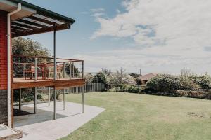 una casa con terraza en un lateral de un patio en House on Hampson, en Penguin