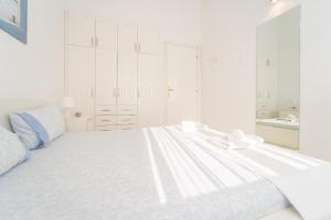 イラクリトサにあるVilla Dimitraの白いベッドルーム(大きな白いベッド1台、シンク付)