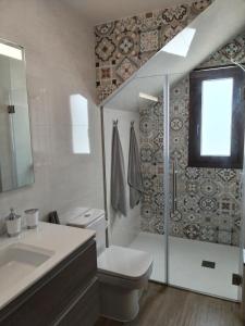 een badkamer met een toilet, een wastafel en een douche bij Casa Encarnación in Haría