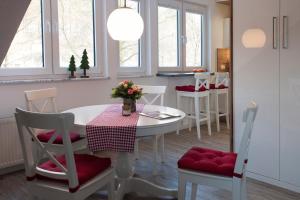 - une cuisine et une salle à manger avec une table et des chaises dans l'établissement Apartment an der Wurmbergseilbahn 2, à Braunlage