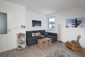 - un salon avec un canapé et une table dans l'établissement Apartment an der Wurmbergseilbahn 2, à Braunlage